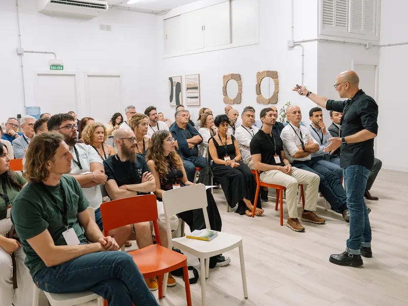 Nando Pappalardo habla a los participantes del encuentro de Santa Cruz de Tenerife