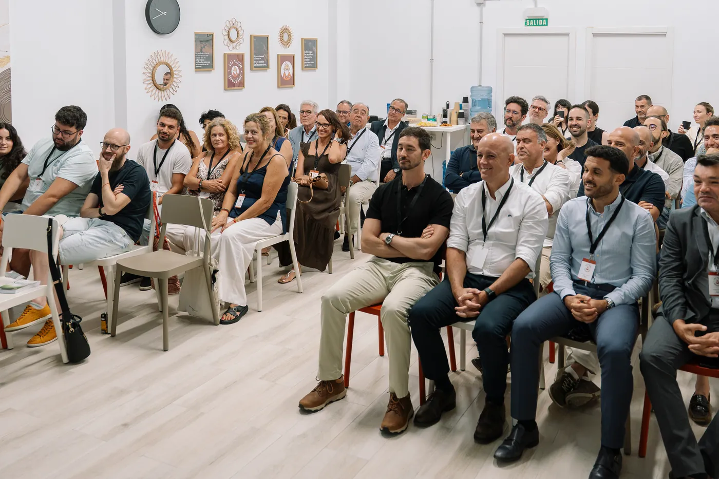 La sala de Santa Cruz de Tenerife llena de gente durante un encuentro